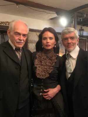 Carolina Sepúlveda Instagram - Magnolia representa a la mujer tradicional en la sociedad colombiana del siglo XX:
una figura moldeada por la obediencia, el silencio y la preservación del honor familiar.
No es solo la madre de Alicia; es también el reflejo de una generación de mujeres educadas para vivir bajo las reglas de un sistema profundamente patriarcal.
Gracias a @quintocolorprodu @jlopezab @joselombana @rosmarymzfilms por darme la oportunidad de interpretar a un personaje tan lleno de matices y contradicciones.
Los invito a conocer su historia, este viaje donde la pasión, el miedo y la selva lo cambian todo.
Nos vemos por los canales:
@canaltelecafe @canaltelecaribe @canaltro
@teleantioquia @canalteleislas @canaltrececo @telepacifico @canalcapital
Una coproducción de la TV pública colombiana y @quintocolorprodu con el apoyo de @ministerio_tic
Escrita por @miangelbaquero
Dir. Luis Alberto Restrepo - @haroldariza5
Foto fija @jorgemiliofotografo
#Magnolia #LaVorágine #CarolinaSepúlveda #TVPública #SerieColombiana