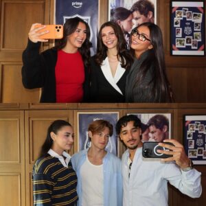 Caroline Ambrosini Instagram - Bien arrivés à Maxton Hall, on a rencontré nos camarades Ruby Bell et James Beaufort pour cette nouvelle saison. 🎓🎀
Rdv le 7 novembre sur @primevideofr pour découvrir les 3 premiers épisodes. Soyez prêts parce que le thé est biieeeen chaud ☕️

Merci encore @primevideofr pour cette si belle invitation, on espère que notre French team a été à la hauteur de ce bel événement 🇫🇷