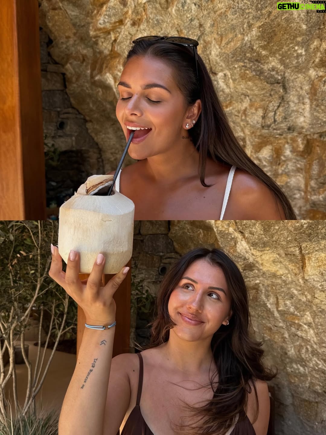 Caroline Ambrosini - 101.5K Likes - P’tit recap sympa de nos vacances à Mykonos 🇬🇷🦋