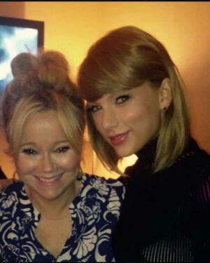 Caroline Rhea Instagram - She’s amazing and she is so magical that I am making her an honorary #Spellman.
Thanks @taylorswift for being so kind.
#fyp #comedy #witchesofinstagram