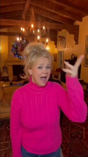 Caroline Rhea Instagram - Thank you Queen @realjeansmart #bitches helping #witches #sisterhood #comedy My special is on @veeps.com Please enjoy. #happy #fyp #funny