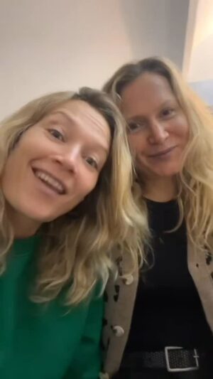 Caroline Vigneaux Instagram - Aujourd’hui les calendriers de l’avent c’est LEGO, saucisson, skincare,vin…
À l’époque de ma mère, c’était simple : une image ou rien
Du coup cette année, je lui ai offert le calendrier @passagedudesir X Womanizer.
Que décembre commence vraiment. 🎁✨
Si vous aussi vous voulez l’offrir à un proche, j’ai un code promo 🤩
Code CAROLINE jusqu’au 30/11/2025
💸 15€ sur les calendriers Hyyo & Womanizer
✨ 15% sur tout le site et en boutique (hors promos, coffrets et livres)
#passagedudesir #humour #calendrier #avent
Collaboration commerciale.