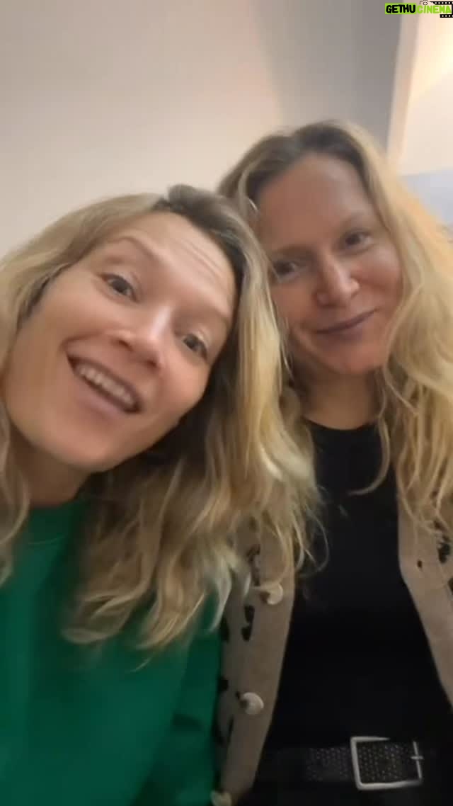 Caroline Vigneaux - 3.3K Likes - Aujourd’hui les calendriers de l’avent c’est LEGO, saucisson, skincare,vin…

À l’époque de ma mère, c’était simple : une image ou rien 

Du coup cette année, je lui ai offert le calendrier @passagedudesir X Womanizer.
Que décembre commence vraiment. 🎁✨

Si vous aussi vous voulez l’offrir à un proche, j’ai un code promo 🤩

Code CAROLINE jusqu’au 30/11/2025
💸 15€ sur les calendriers Hyyo & Womanizer
✨ 15% sur tout le site et en boutique (hors promos, coffrets et livres)

#passagedudesir #humour #calendrier #avent

Collaboration commerciale.