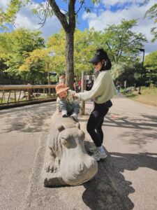 Cassie Steele Instagram - Toronto Zoo ❤️❤️❤️ 

Fun fact!! My cousin and I are 6 months apart and so are our first borns!!! We did NOT plan it. @lisharenee 

“SAY THANK YOU!! SAY IT”!!! 😂😂😂😂 #moms #cousins #torontozoo #canada #familytime