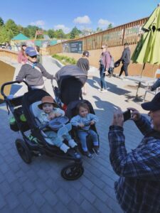 Cassie Steele Instagram - Toronto Zoo ❤️❤️❤️ 

Fun fact!! My cousin and I are 6 months apart and so are our first borns!!! We did NOT plan it. @lisharenee 

“SAY THANK YOU!! SAY IT”!!! 😂😂😂😂 #moms #cousins #torontozoo #canada #familytime