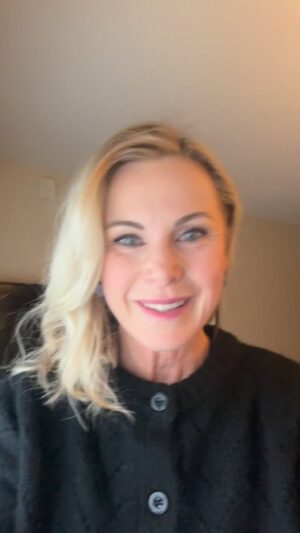Catherine Sutherland Instagram - It’s snowing here in East Moline!❄️
#catherinesutherland #pinkranger #powerrangers