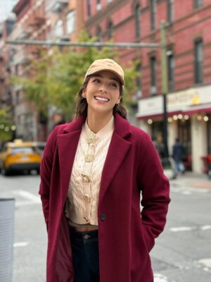 Catherine Velasteguí Instagram - Toda abrigada, con frío pero feliz🗽🚕🌉🎄✨
Outfits para todas las ocasiones y estaciones🤭💖🛍️
Ya viste la nueva colección de @moda_verychic 🥂
El abriguito con botones dorados disponibles en 2 tonos:
Beige y chocolate😮💨🫰🏻🤎