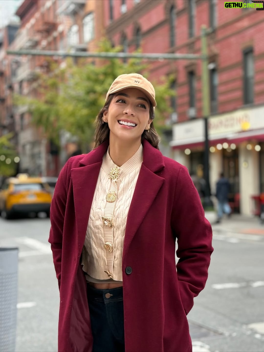 Catherine Velasteguí - 2.4K Likes - Toda abrigada, con frío pero feliz🗽🚕🌉🎄✨

Outfits para todas las ocasiones y estaciones🤭💖🛍️
Ya viste la nueva colección de @moda_verychic 🥂

El abriguito con botones dorados disponibles en 2 tonos:
Beige y chocolate😮‍💨🫰🏻🤎