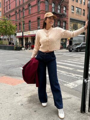Catherine Velasteguí Instagram - Toda abrigada, con frío pero feliz🗽🚕🌉🎄✨
Outfits para todas las ocasiones y estaciones🤭💖🛍️
Ya viste la nueva colección de @moda_verychic 🥂
El abriguito con botones dorados disponibles en 2 tonos:
Beige y chocolate😮💨🫰🏻🤎