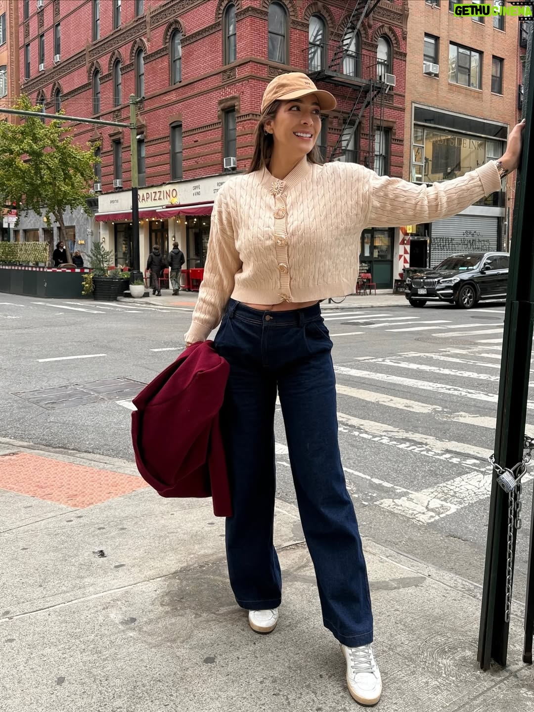 Catherine Velasteguí - 2.4K Likes - Toda abrigada, con frío pero feliz🗽🚕🌉🎄✨

Outfits para todas las ocasiones y estaciones🤭💖🛍️
Ya viste la nueva colección de @moda_verychic 🥂

El abriguito con botones dorados disponibles en 2 tonos:
Beige y chocolate😮‍💨🫰🏻🤎