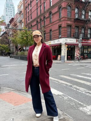 Catherine Velasteguí Instagram - Toda abrigada, con frío pero feliz🗽🚕🌉🎄✨
Outfits para todas las ocasiones y estaciones🤭💖🛍️
Ya viste la nueva colección de @moda_verychic 🥂
El abriguito con botones dorados disponibles en 2 tonos:
Beige y chocolate😮💨🫰🏻🤎