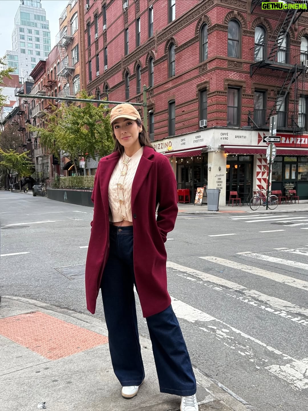 Catherine Velasteguí - 2.4K Likes - Toda abrigada, con frío pero feliz🗽🚕🌉🎄✨

Outfits para todas las ocasiones y estaciones🤭💖🛍️
Ya viste la nueva colección de @moda_verychic 🥂

El abriguito con botones dorados disponibles en 2 tonos:
Beige y chocolate😮‍💨🫰🏻🤎