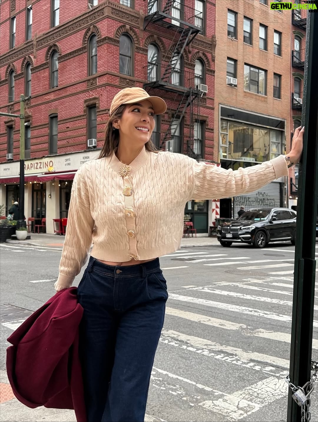 Catherine Velasteguí - 2.4K Likes - Toda abrigada, con frío pero feliz🗽🚕🌉🎄✨

Outfits para todas las ocasiones y estaciones🤭💖🛍️
Ya viste la nueva colección de @moda_verychic 🥂

El abriguito con botones dorados disponibles en 2 tonos:
Beige y chocolate😮‍💨🫰🏻🤎
