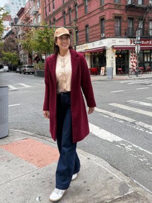 Catherine Velasteguí Instagram - Toda abrigada, con frío pero feliz🗽🚕🌉🎄✨
Outfits para todas las ocasiones y estaciones🤭💖🛍️
Ya viste la nueva colección de @moda_verychic 🥂
El abriguito con botones dorados disponibles en 2 tonos:
Beige y chocolate😮💨🫰🏻🤎
