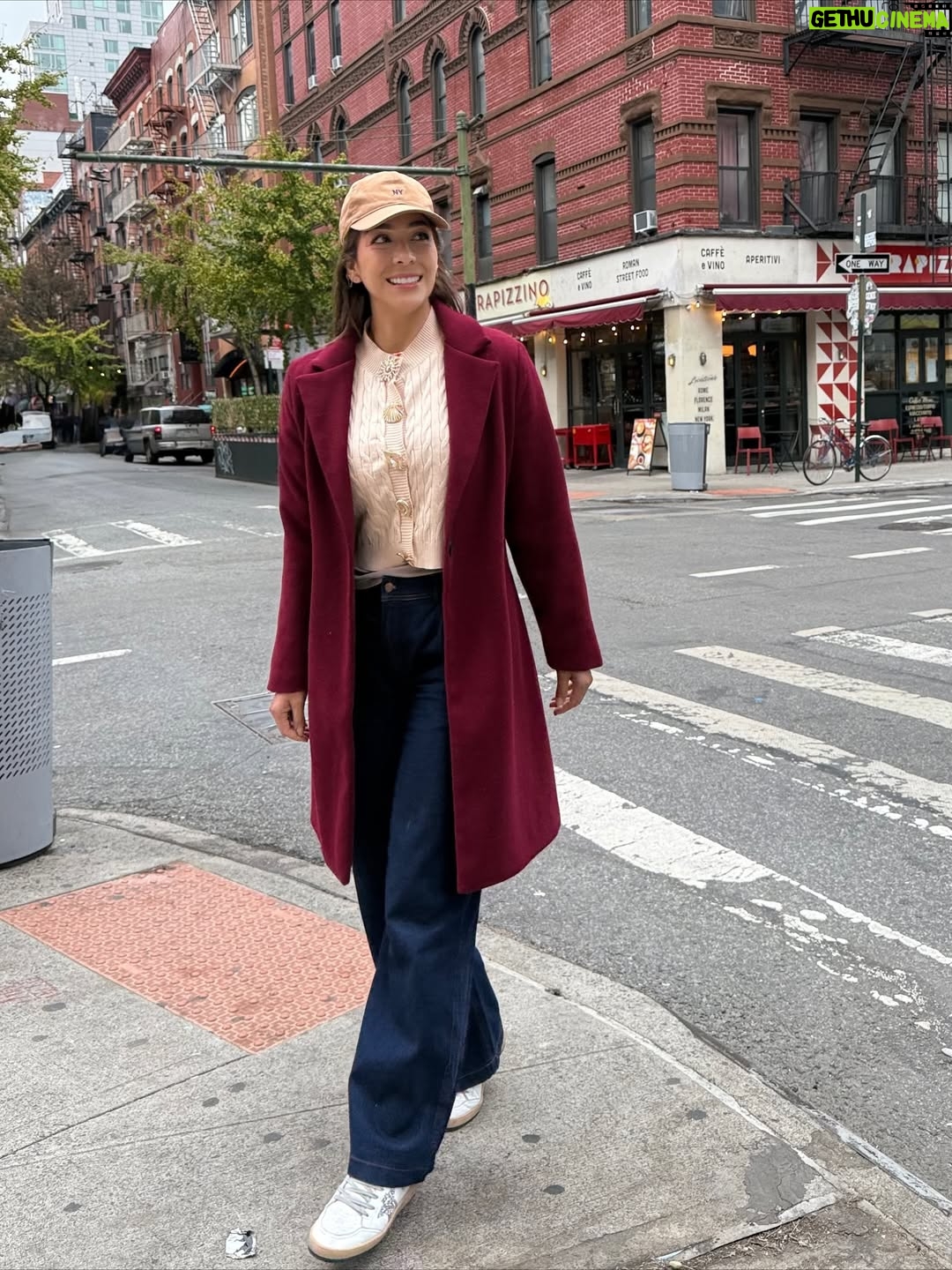 Catherine Velasteguí - 2.4K Likes - Toda abrigada, con frío pero feliz🗽🚕🌉🎄✨

Outfits para todas las ocasiones y estaciones🤭💖🛍️
Ya viste la nueva colección de @moda_verychic 🥂

El abriguito con botones dorados disponibles en 2 tonos:
Beige y chocolate😮‍💨🫰🏻🤎