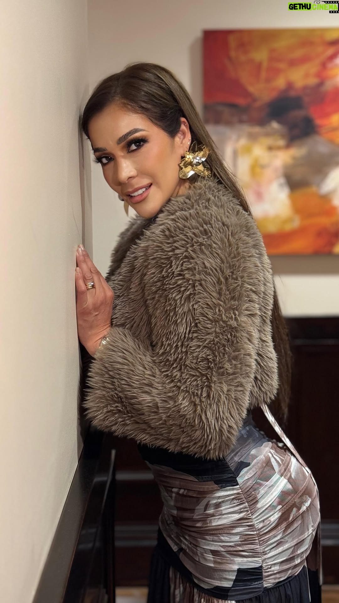 Catherine Velasteguí - 716 Likes - Que cada momento valga la pena🥂🍾

Deslumbrando siempre con @moda_verychic ✨
Vestido y accesorios by @moda_verychic