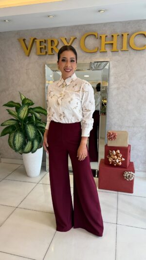 Catherine Velasteguí Instagram - Este look es la definición de navidad chic 💫🔥
Disponible en tienda y listo para que te lo lleves hoy 🤩
#christmas #outifit #verychic #moda #estilo