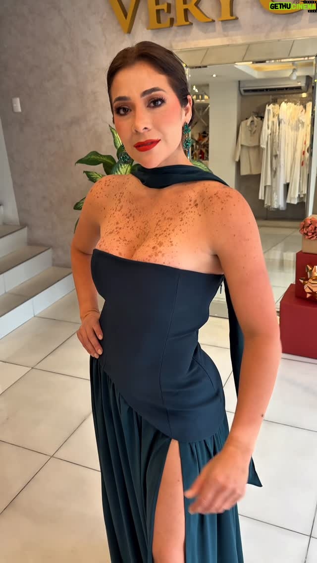 Catherine Velasteguí - 121 Likes - El verde más lindo de la temporada… y la noticia que esperabas: ¡nueva colección en Very Chic! 💫

📍Victor Emilio Estrada y Ficus 
📦 envíos a todo el país 

#nuevacolección #christmaschic #moda #estilo