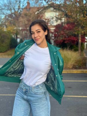 Catherine Velasteguí Instagram - La que compra chompa como si viviera en el frío pero sabe q en algún momento las usará… salúdenla 💁🏼♀️
Siempre habrá un viajecito flash😜⚡️🧣☁️🧥☁️
Y aprovecho para decirles q está con descuento ($39)🛍️
@moda_verychic 💚