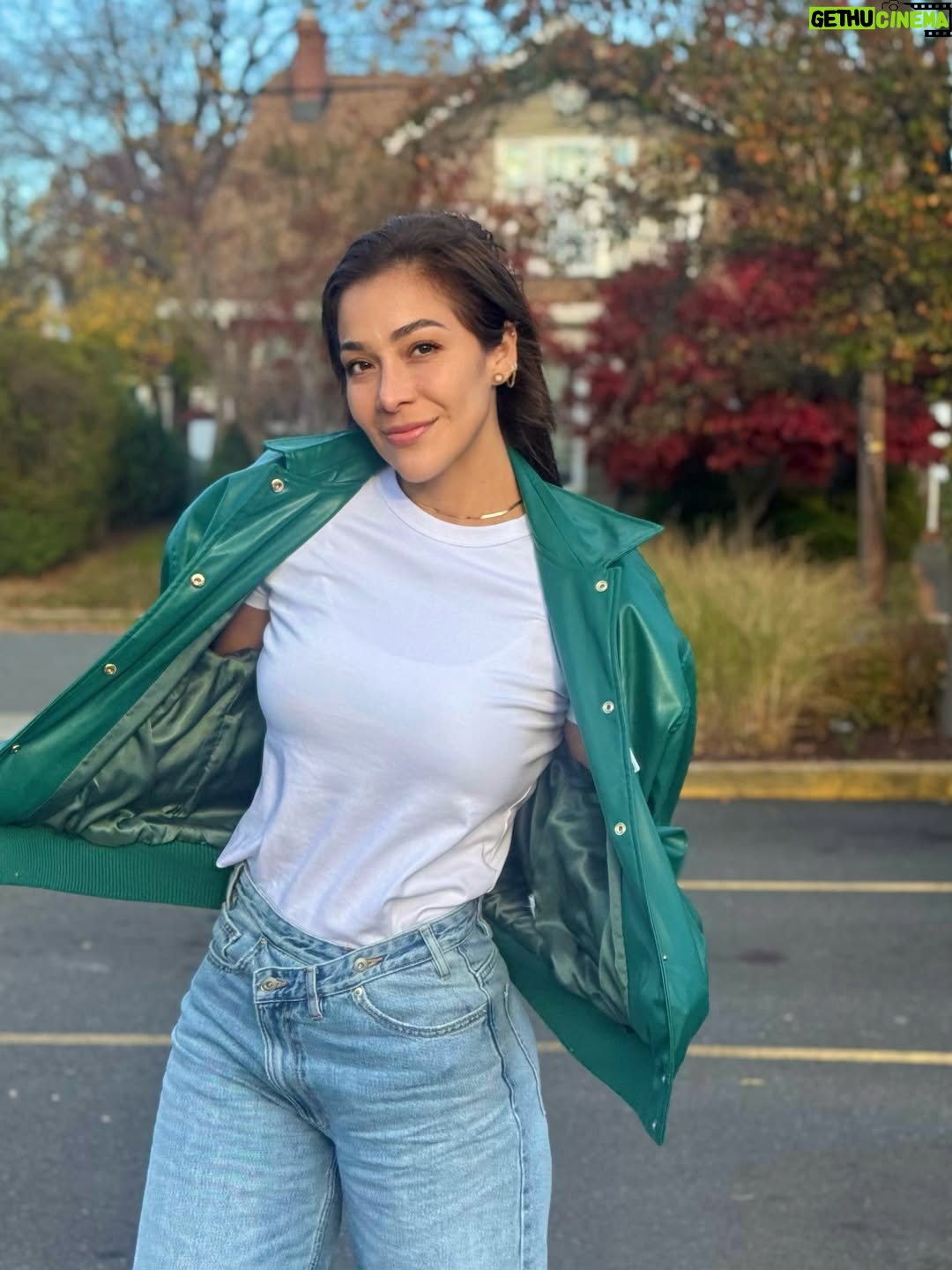Catherine Velasteguí - 6.4K Likes - La que compra chompa como si viviera en el frío pero sabe q en algún momento las usará… salúdenla 💁🏼‍♀️

Siempre habrá un viajecito flash😜⚡️🧣☁️🧥☁️

Y aprovecho para decirles q está con descuento ($39)🛍️
@moda_verychic 💚