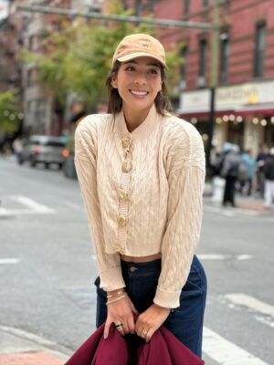 Catherine Velasteguí Instagram - Toda abrigada, con frío pero feliz🗽🚕🌉🎄✨
Outfits para todas las ocasiones y estaciones🤭💖🛍️
Ya viste la nueva colección de @moda_verychic 🥂
El abriguito con botones dorados disponibles en 2 tonos:
Beige y chocolate😮💨🫰🏻🤎