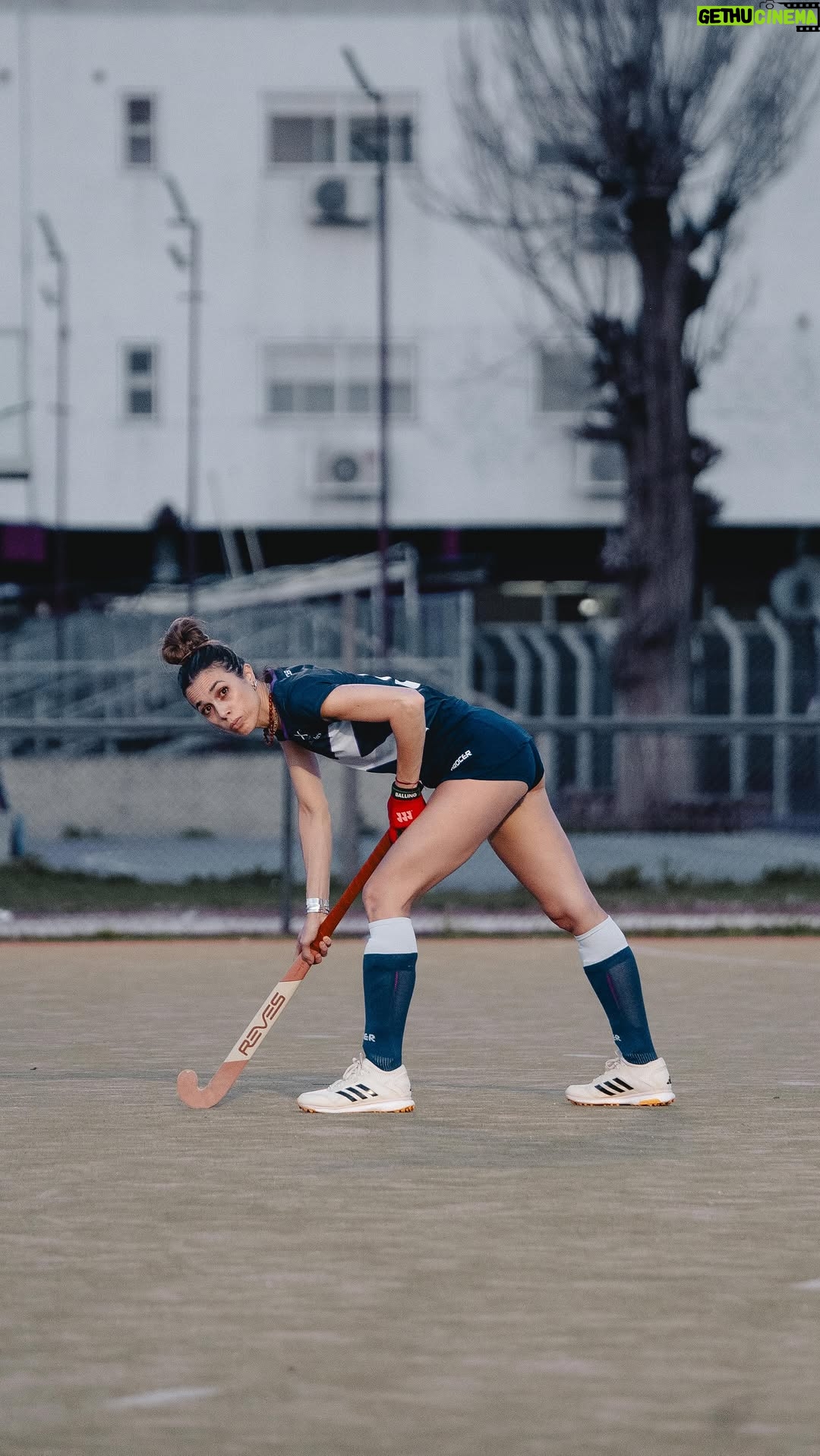 Cecilia Bonelli - 29.2K Likes - Este año el #hockey 🏑 me ayudó a estar menos triste en un momento muy duro de mi vida. Es increíble como el deporte y tus compañeras  te llevan a lugares jamás imaginados! Gracias chicas por hacerme reír en cada entrenamiento y a vos DT (Gus) por el aguante y los consejos de padre. El deporte es pasión y la pasión a mi me encanta 😍 hoy vuelvo a ser feliz en una cancha y sobre todo en la vida! Gracias @juanlasota por este video y a vos @julianaprea por el aguante amigo! ☺️