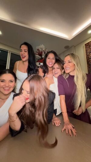 Cecilia Cascante Instagram - Este es un fragmento de nuestro en vivo, les dejo por aquí para los que no se conectaron a nuestra piñata secreta 😂😂,😘😘😘😘😘
@ceciliacascante @erikavelez @flor_mpalomeque @marcelaruete @kattygarciam