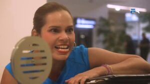 Cecilia Cascante Instagram - YA VISTE MOFLE LA DEL BARRIO??
Esta escena icónica es cuando la #RobaPollo va a un consulado a pedir una VISA y se la niegan
Excelente participación de @ceciliacascante y el actor William Clinton Joubert @billyclinton593
Todos los días a las 21h por @tctelevision