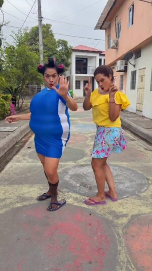 Cecilia Cascante Instagram - Llegó el día!
Un trabajo hecho con mucho cariño con la única finalidad que uds. Se diviertan
Hoy no pueden perderse el estreno de Mofle la del barrio!
9 pm por @tctelevision
@mofleladelbarrio
@mofletv
@flor_mpalomeque