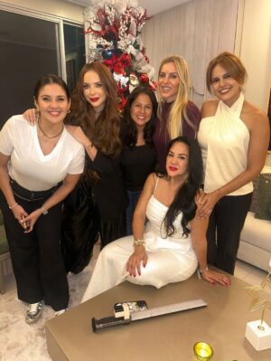 Cecilia Cascante Instagram - Que todo lo que anhela nuestro corazón se haga realidad! Amigas las amo 💕
Historias atrás de las fotos 🤣🤣🤣
@marcelaruete @erikavelez @flor_mpalomeque
@daniela_baque @kattygarciam