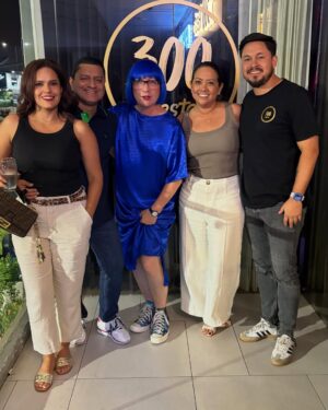 Cecilia Cascante Instagram - Felices fiestas 🥳
Así arrancamos el feriado en @300resto_ec gracias una vez más @lavecina6k como siempre te pasaste! Gozamos un montón