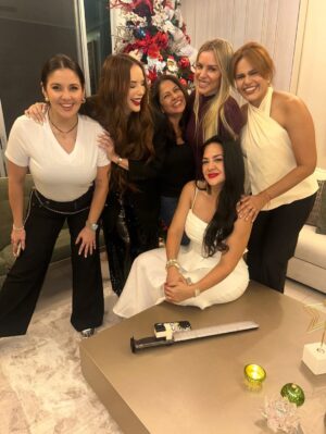 Cecilia Cascante Instagram - Que todo lo que anhela nuestro corazón se haga realidad! Amigas las amo 💕
Historias atrás de las fotos 🤣🤣🤣
@marcelaruete @erikavelez @flor_mpalomeque
@daniela_baque @kattygarciam