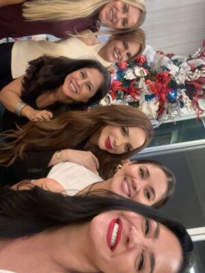 Cecilia Cascante Instagram - Que todo lo que anhela nuestro corazón se haga realidad! Amigas las amo 💕
Historias atrás de las fotos 🤣🤣🤣
@marcelaruete @erikavelez @flor_mpalomeque
@daniela_baque @kattygarciam
