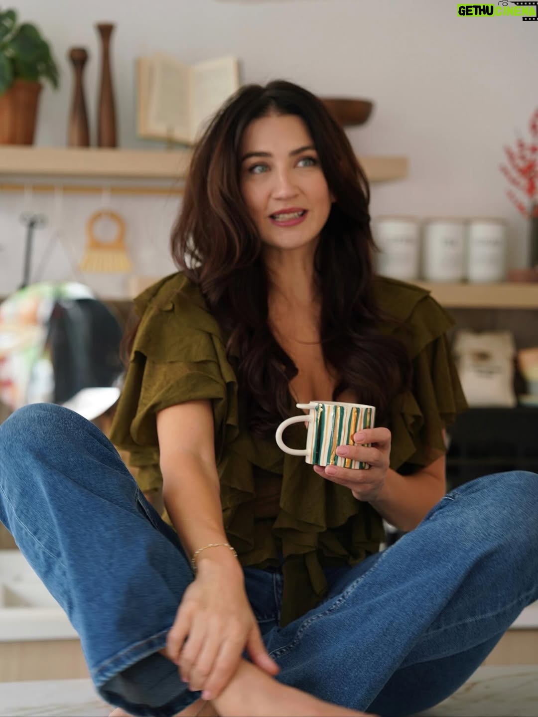 Ceren Benderlioğlu - 134.8K Likes - Bugün fizyoterapiden meditasyon olsun diye arkadaşımın stüdyosuna gidip tüm kahve stoğunu tüketmişimdir kaldı ki o da beni çok özlemiş yine çokça hayaller kurduk , dertleştik , güldük . Sonra beni karelere mühürledi ve bu güzel fotoğraflar çıktı . Hepsini ayna anda niye paylaştın diye kızacak ama olsundu @tina_mesri  #reklam değil ama olur ya