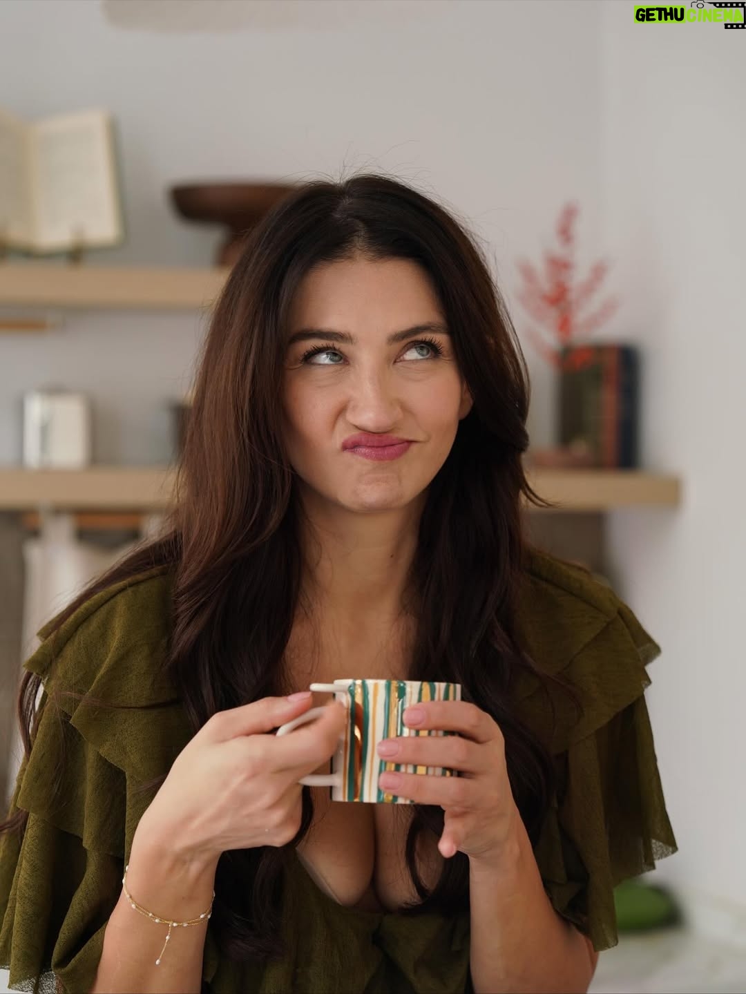 Ceren Benderlioğlu - 134.8K Likes - Bugün fizyoterapiden meditasyon olsun diye arkadaşımın stüdyosuna gidip tüm kahve stoğunu tüketmişimdir kaldı ki o da beni çok özlemiş yine çokça hayaller kurduk , dertleştik , güldük . Sonra beni karelere mühürledi ve bu güzel fotoğraflar çıktı . Hepsini ayna anda niye paylaştın diye kızacak ama olsundu @tina_mesri  #reklam değil ama olur ya