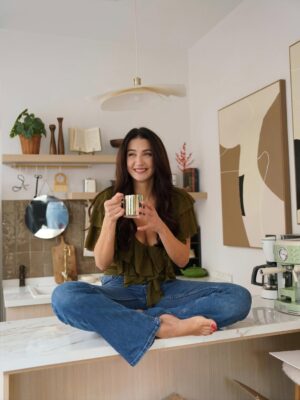 Ceren Benderlioğlu Instagram - Bugün fizyoterapiden meditasyon olsun diye arkadaşımın stüdyosuna gidip tüm kahve stoğunu tüketmişimdir kaldı ki o da beni çok özlemiş yine çokça hayaller kurduk , dertleştik , güldük . Sonra beni karelere mühürledi ve bu güzel fotoğraflar çıktı . Hepsini ayna anda niye paylaştın diye kızacak ama olsundu @tina_mesri  #reklam değil ama olur ya