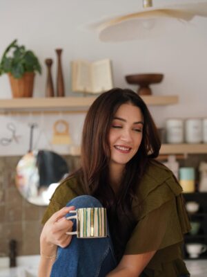 Ceren Benderlioğlu Instagram - Bugün fizyoterapiden meditasyon olsun diye arkadaşımın stüdyosuna gidip tüm kahve stoğunu tüketmişimdir kaldı ki o da beni çok özlemiş yine çokça hayaller kurduk , dertleştik , güldük . Sonra beni karelere mühürledi ve bu güzel fotoğraflar çıktı . Hepsini ayna anda niye paylaştın diye kızacak ama olsundu @tina_mesri  #reklam değil ama olur ya