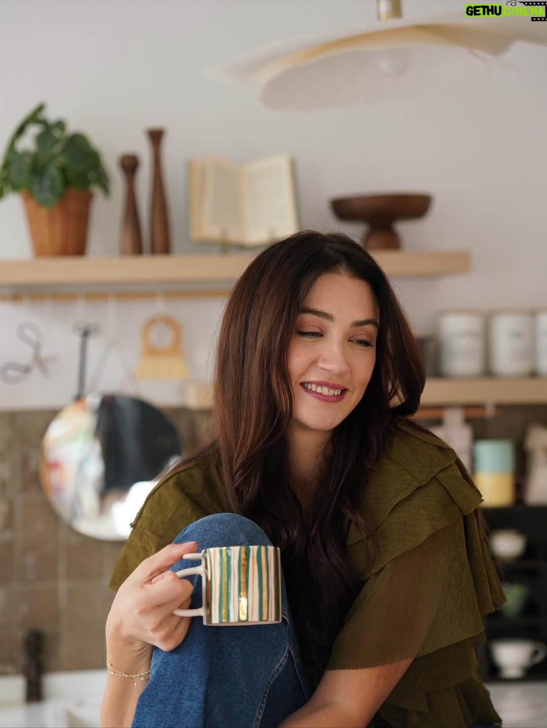 Ceren Benderlioğlu - 134.8K Likes - Bugün fizyoterapiden meditasyon olsun diye arkadaşımın stüdyosuna gidip tüm kahve stoğunu tüketmişimdir kaldı ki o da beni çok özlemiş yine çokça hayaller kurduk , dertleştik , güldük . Sonra beni karelere mühürledi ve bu güzel fotoğraflar çıktı . Hepsini ayna anda niye paylaştın diye kızacak ama olsundu @tina_mesri  #reklam değil ama olur ya