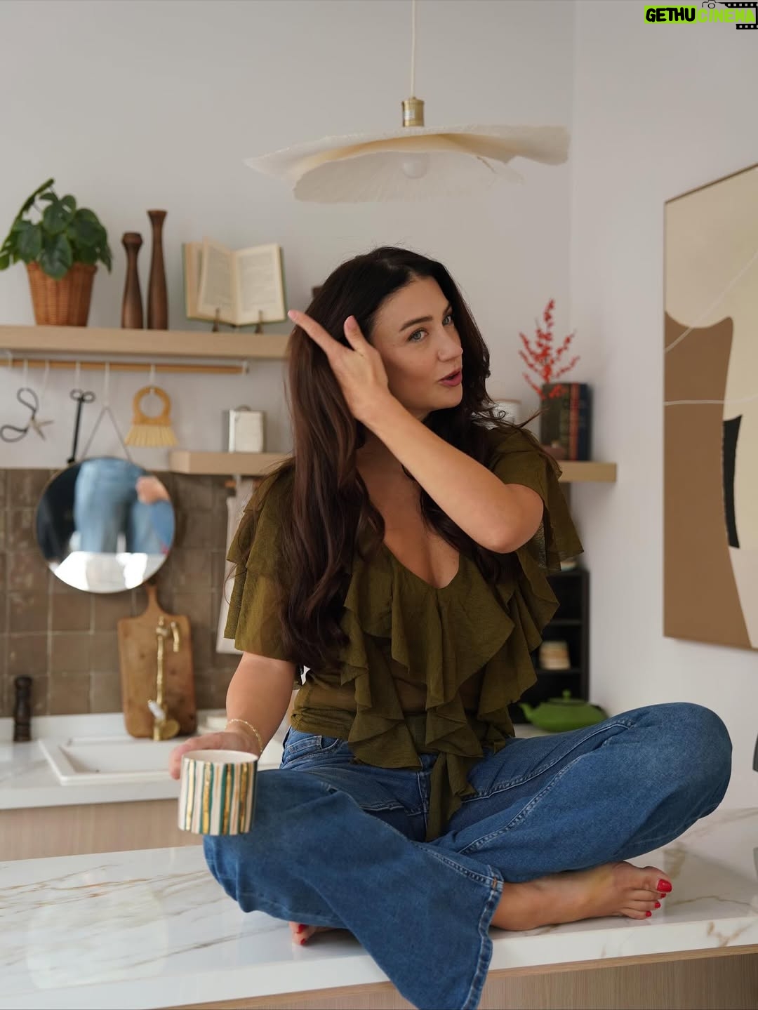Ceren Benderlioğlu - 134.8K Likes - Bugün fizyoterapiden meditasyon olsun diye arkadaşımın stüdyosuna gidip tüm kahve stoğunu tüketmişimdir kaldı ki o da beni çok özlemiş yine çokça hayaller kurduk , dertleştik , güldük . Sonra beni karelere mühürledi ve bu güzel fotoğraflar çıktı . Hepsini ayna anda niye paylaştın diye kızacak ama olsundu @tina_mesri  #reklam değil ama olur ya