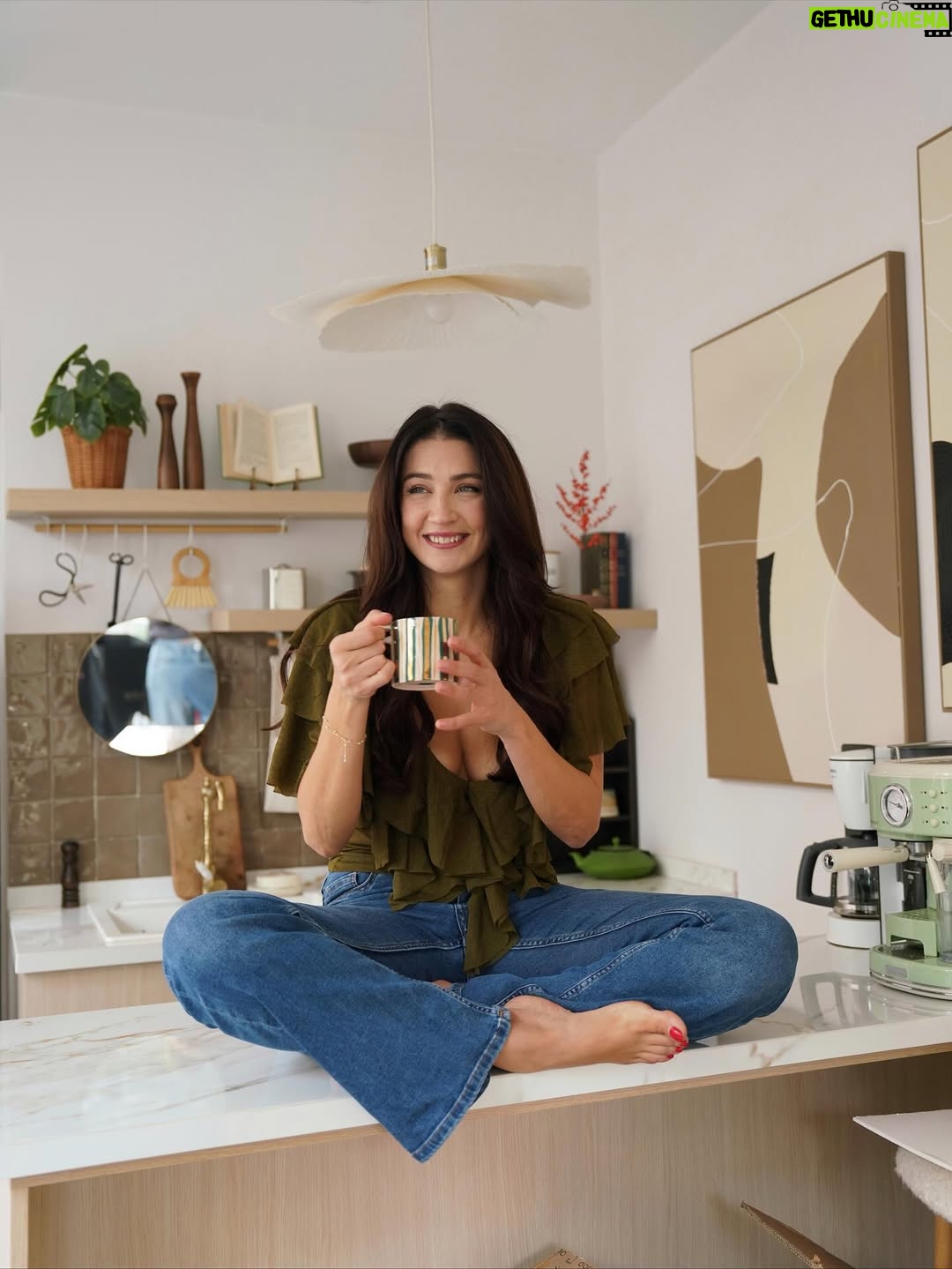 Ceren Benderlioğlu - 134.8K Likes - Bugün fizyoterapiden meditasyon olsun diye arkadaşımın stüdyosuna gidip tüm kahve stoğunu tüketmişimdir kaldı ki o da beni çok özlemiş yine çokça hayaller kurduk , dertleştik , güldük . Sonra beni karelere mühürledi ve bu güzel fotoğraflar çıktı . Hepsini ayna anda niye paylaştın diye kızacak ama olsundu @tina_mesri  #reklam değil ama olur ya