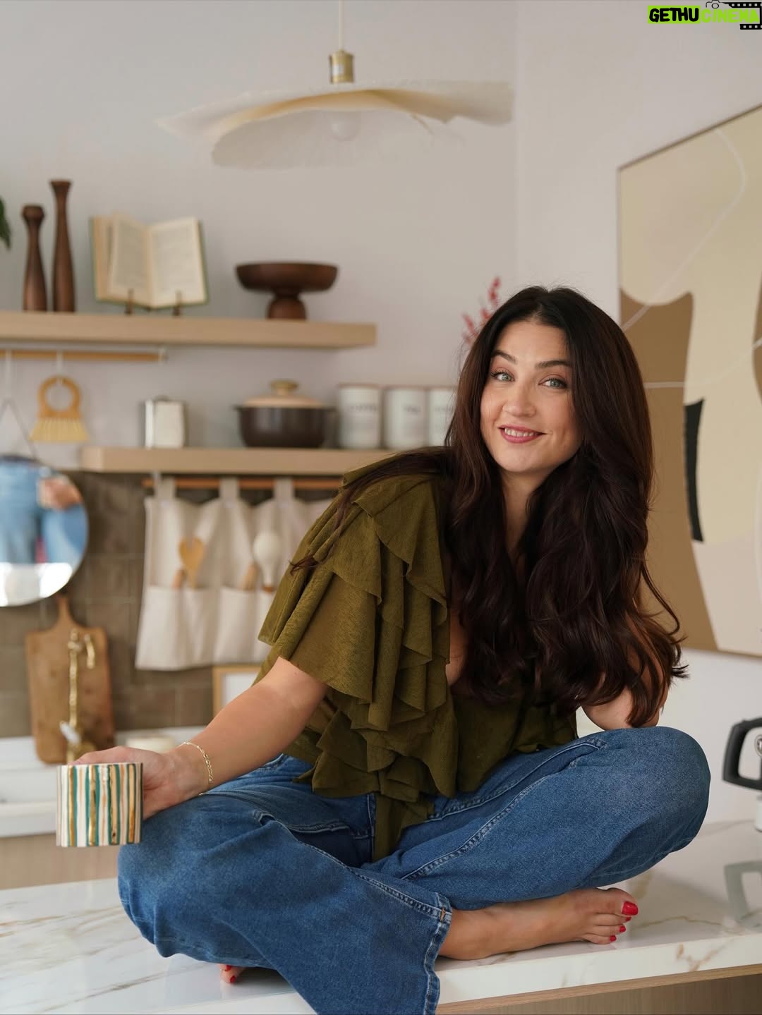 Ceren Benderlioğlu - 134.8K Likes - Bugün fizyoterapiden meditasyon olsun diye arkadaşımın stüdyosuna gidip tüm kahve stoğunu tüketmişimdir kaldı ki o da beni çok özlemiş yine çokça hayaller kurduk , dertleştik , güldük . Sonra beni karelere mühürledi ve bu güzel fotoğraflar çıktı . Hepsini ayna anda niye paylaştın diye kızacak ama olsundu @tina_mesri  #reklam değil ama olur ya