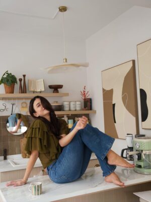 Ceren Benderlioğlu Instagram - Bugün fizyoterapiden meditasyon olsun diye arkadaşımın stüdyosuna gidip tüm kahve stoğunu tüketmişimdir kaldı ki o da beni çok özlemiş yine çokça hayaller kurduk , dertleştik , güldük . Sonra beni karelere mühürledi ve bu güzel fotoğraflar çıktı . Hepsini ayna anda niye paylaştın diye kızacak ama olsundu @tina_mesri  #reklam değil ama olur ya