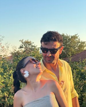 Ceren Yalazoğlu Karakoç Instagram - Yüzündeki çizgilerinle, saçındaki beyazlarla
Benim için eskisinden daha güzelsin🤍
Sevgilim iyi ki doğdun🌸