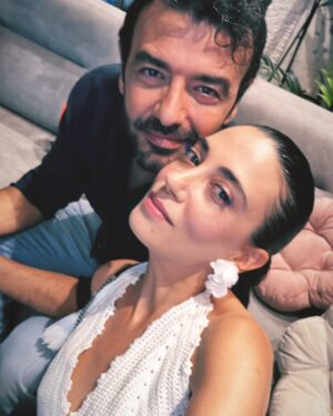 Ceren Yalazoğlu Karakoç Instagram - Yüzündeki çizgilerinle, saçındaki beyazlarla
Benim için eskisinden daha güzelsin🤍
Sevgilim iyi ki doğdun🌸