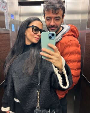 Ceren Yalazoğlu Karakoç Instagram - Yüzündeki çizgilerinle, saçındaki beyazlarla
Benim için eskisinden daha güzelsin🤍
Sevgilim iyi ki doğdun🌸