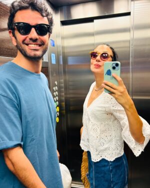 Ceren Yalazoğlu Karakoç Instagram - Yüzündeki çizgilerinle, saçındaki beyazlarla
Benim için eskisinden daha güzelsin🤍
Sevgilim iyi ki doğdun🌸