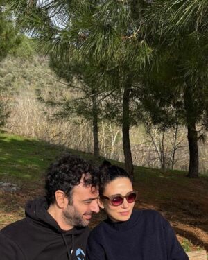 Ceren Yalazoğlu Karakoç Instagram - Yüzündeki çizgilerinle, saçındaki beyazlarla
Benim için eskisinden daha güzelsin🤍
Sevgilim iyi ki doğdun🌸