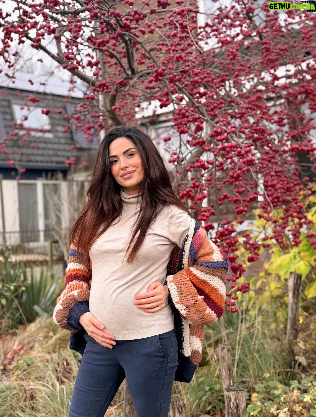 Cevahir Turan - 13K Likes - Bugün detaylı ultrasondan sonra üçüncü kez onaylandı: üçüncü bir kızımız geliyor 🥰💕
İsim konusunda hala tam karar veremedik… Belki de içimize tam sinen o ismi sizin önerileriniz arasında buluruz ❤️
Aklınıza gelen güzel isimleri yazmayı unutmayın 🥰 #19weekspregnant #girlsnames