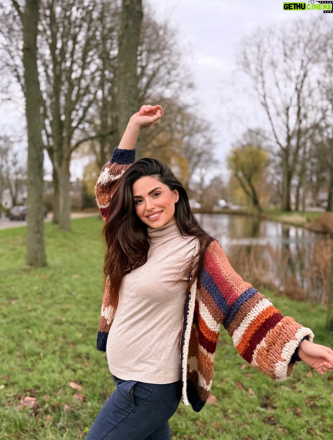 Cevahir Turan - 13K Likes - Bugün detaylı ultrasondan sonra üçüncü kez onaylandı: üçüncü bir kızımız geliyor 🥰💕
İsim konusunda hala tam karar veremedik… Belki de içimize tam sinen o ismi sizin önerileriniz arasında buluruz ❤️
Aklınıza gelen güzel isimleri yazmayı unutmayın 🥰 #19weekspregnant #girlsnames