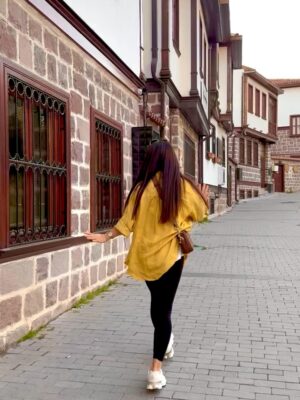 Cevahir Turan Instagram - Daha 3,5 aylık 8-9 cm’sin. Ne ara bu kadar büyüdün 🥰 #15weekspregnant #ankara #hamamonü

Not: amcadan video çekmek için izin aldım ama kedilerdrn almadım ☺️